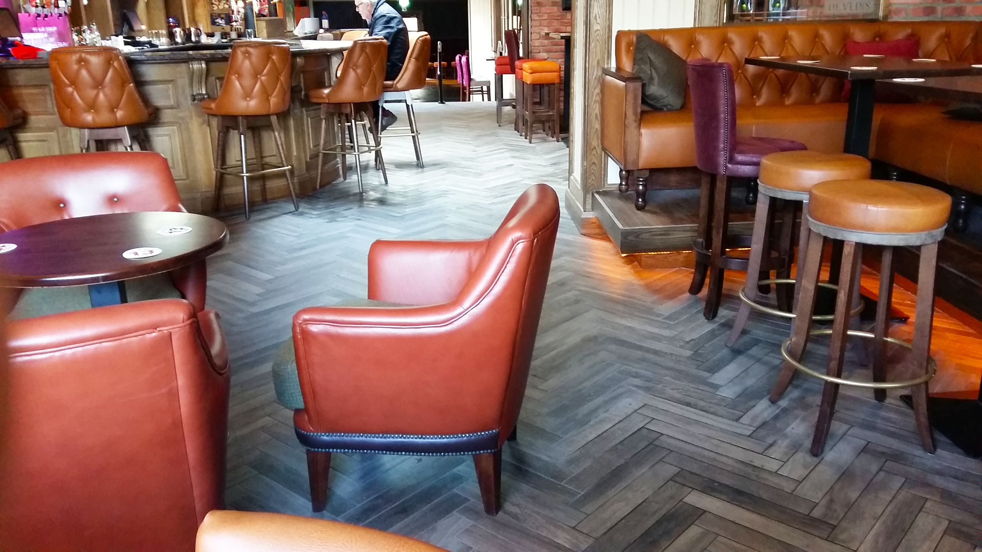 Devlin’s Bar Ceramica Rondine