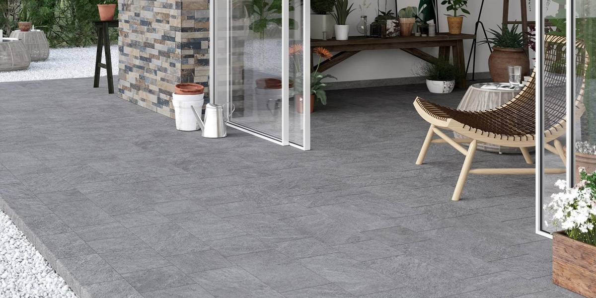 Pavimento continuo: come abbinare il gres effetto pietra per soggiorno a terrazza