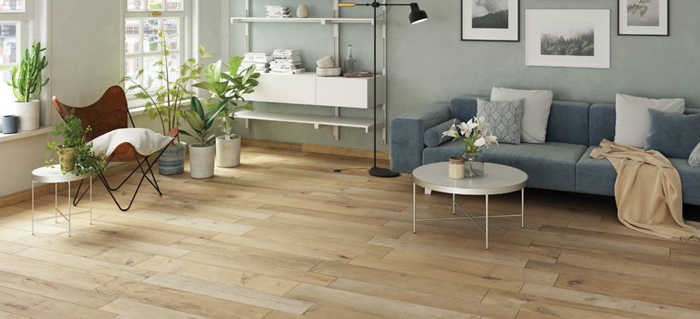 Wood-effect porcelain stoneware or parquet?