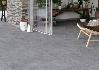 Pavimento continuo: come abbinare il gres effetto pietra per soggiorno a terrazza