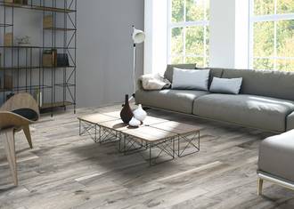 So reinigen Sie Feinsteinzeug mit Holzoptik