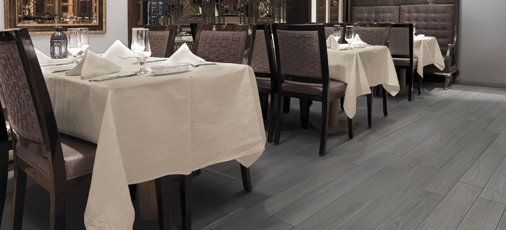 I colori del gres porcellanato effetto legno: grigio o ...